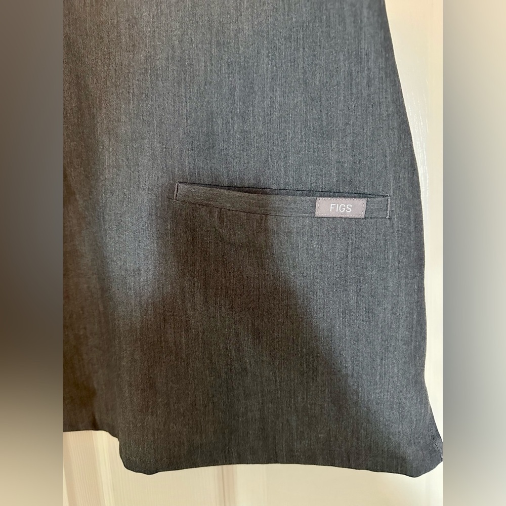 FIGS Charcoal Gray V-Neck Medical Scrub Top - Picture 2 of 10